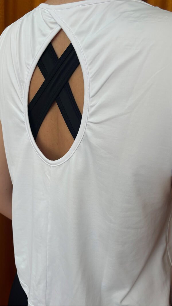 Molde Camiseta Recorte nas Costas Fitness Feminino Slim - Image 3